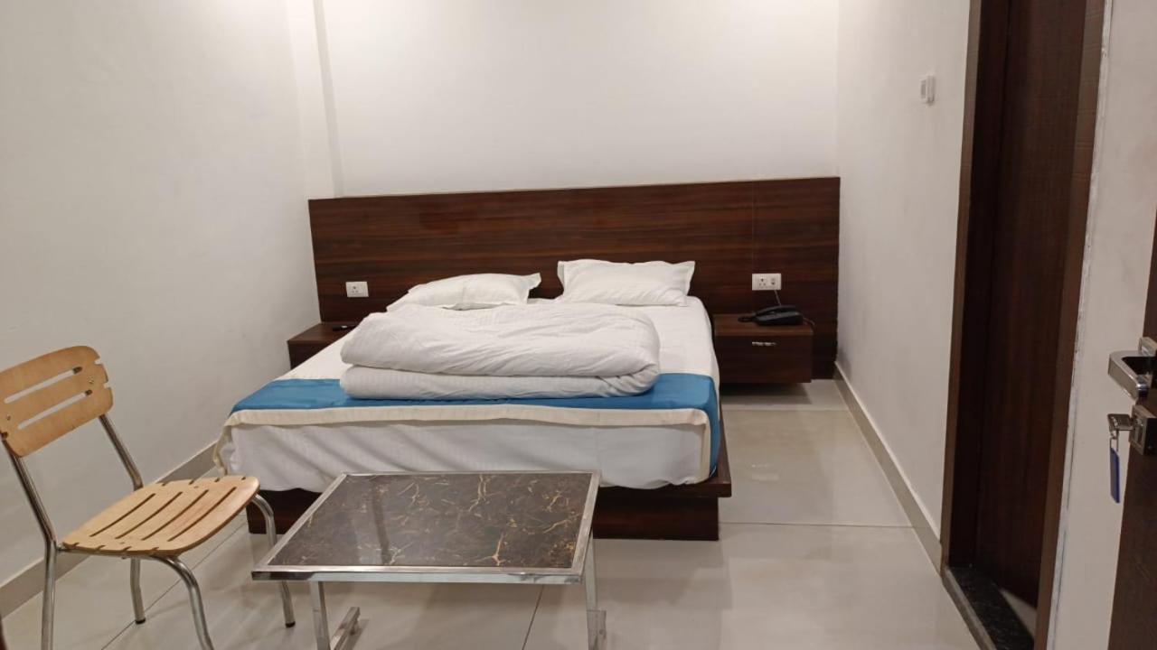Hotel Cross Road By Wb Inn Unnao Exterior photo