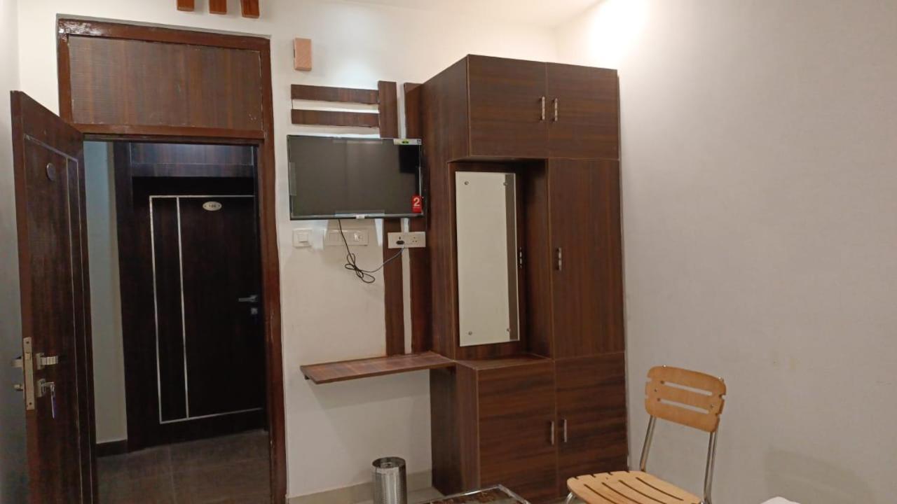 Hotel Cross Road By Wb Inn Unnao Exterior photo