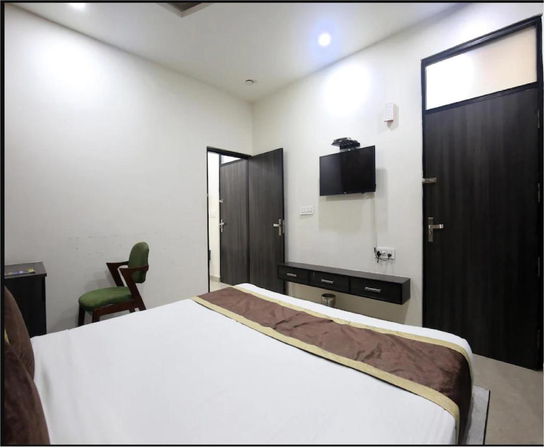 Hotel Cross Road By Wb Inn Unnao Exterior photo